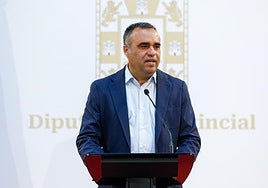 El presidente de la Diputación, Francis Rodríguez, en una rueda de prensa en el día de hoy.