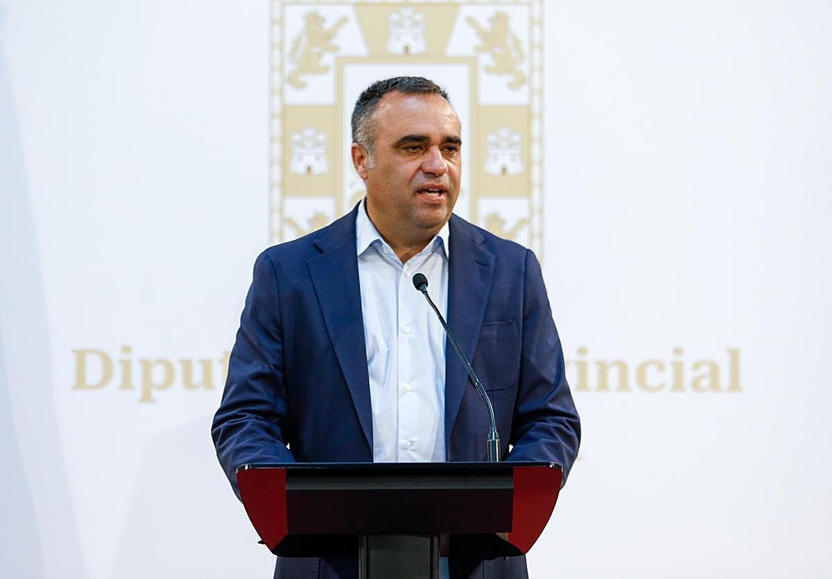 El presidente de la Diputación, Francis Rodríguez, en una rueda de prensa en el día de hoy.