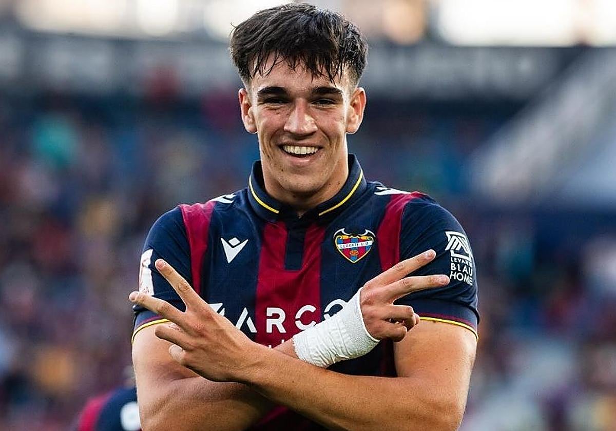 Carlos Espí celebra un gol con el Levante la temporada pasada.