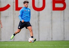 Unai Vencedor juega un balón durante un entrenamiento con el Athletic.