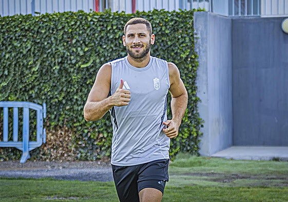 Shon Weissman sonríe antes de uno de sus últimos entrenamientos con el Granada.