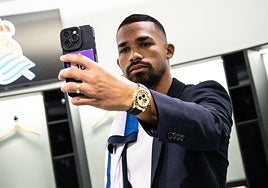 Yangel Herrera se hace un selfi en las instalaciones de la Real Sociedad.