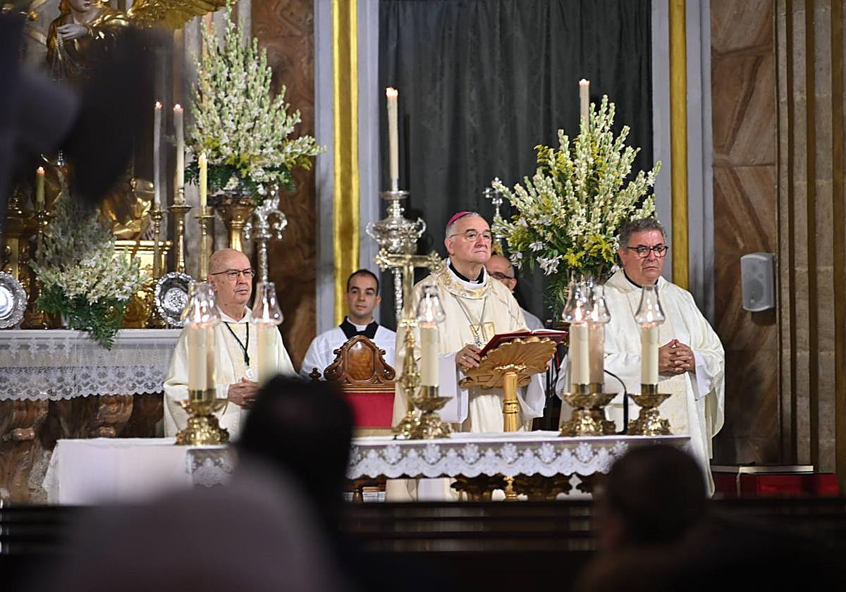 El obispo afea que «sigamos cerrando los ojos y el corazón» a los inmigrantes