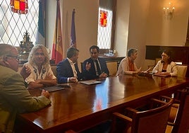 Reunión de los representantes municipales con el consejero de Justicia José Antonio Nieto.
