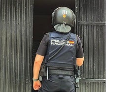 Una de las agentes de policía durante la operación.