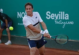 Carballés, a punto de conectar un golpe de revés ante Olivieri.