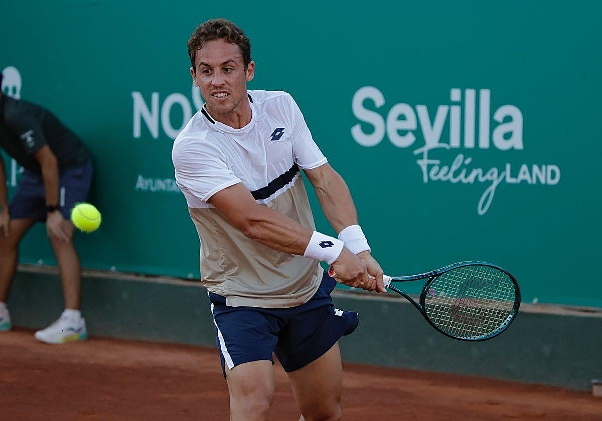 Carballés, a punto de conectar un golpe de revés ante Olivieri.