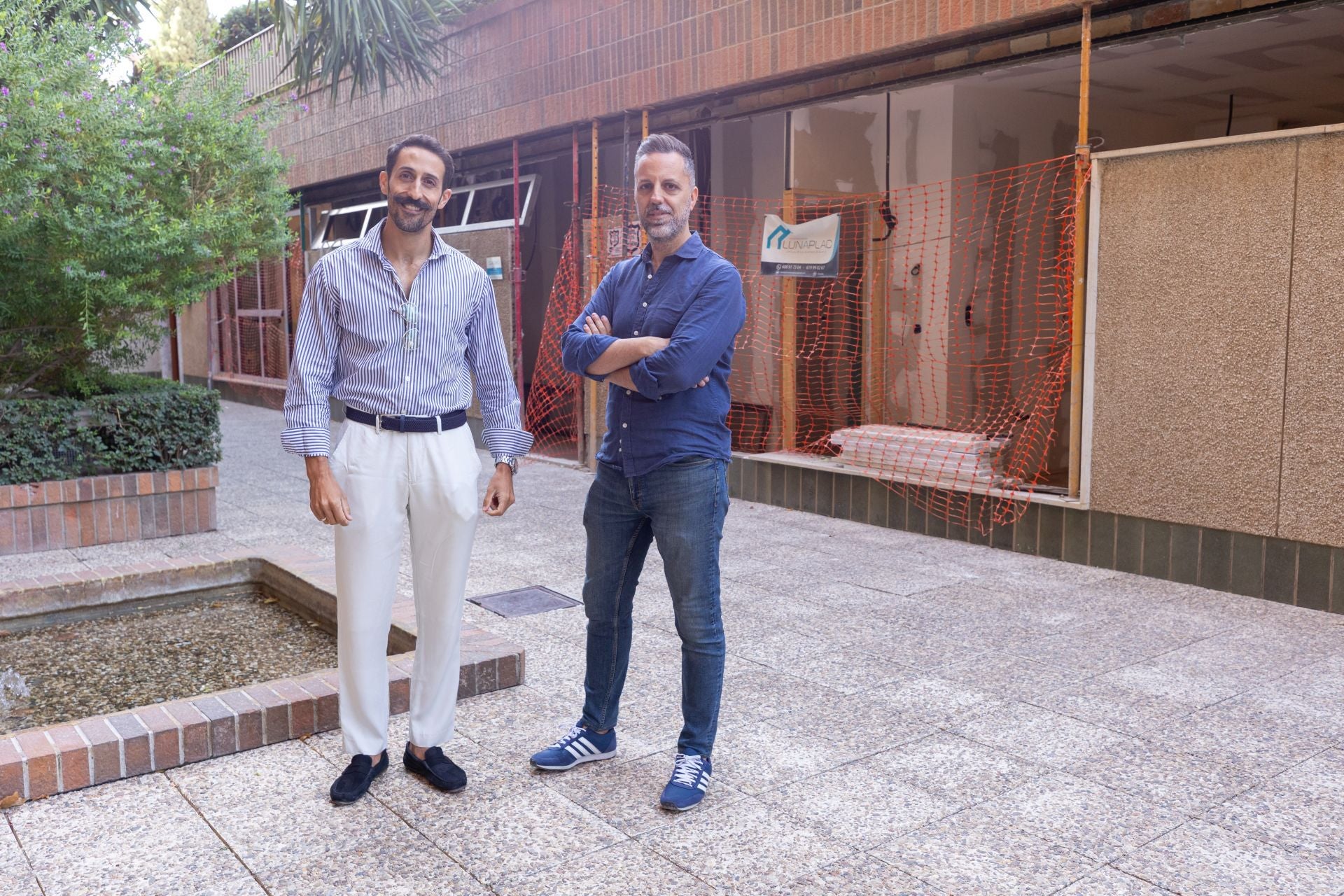 El agente inmobiliario José Muñoz y el arquitecto Luis Fernández ante el antiguo local de una clínica en la Urbanización Jardines del Triunfo que se está transformando en viviendas.