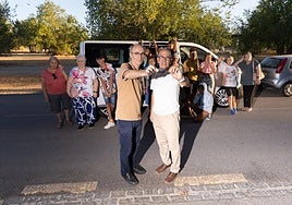 Niños y mayores acuden a la entrega del vehículo.