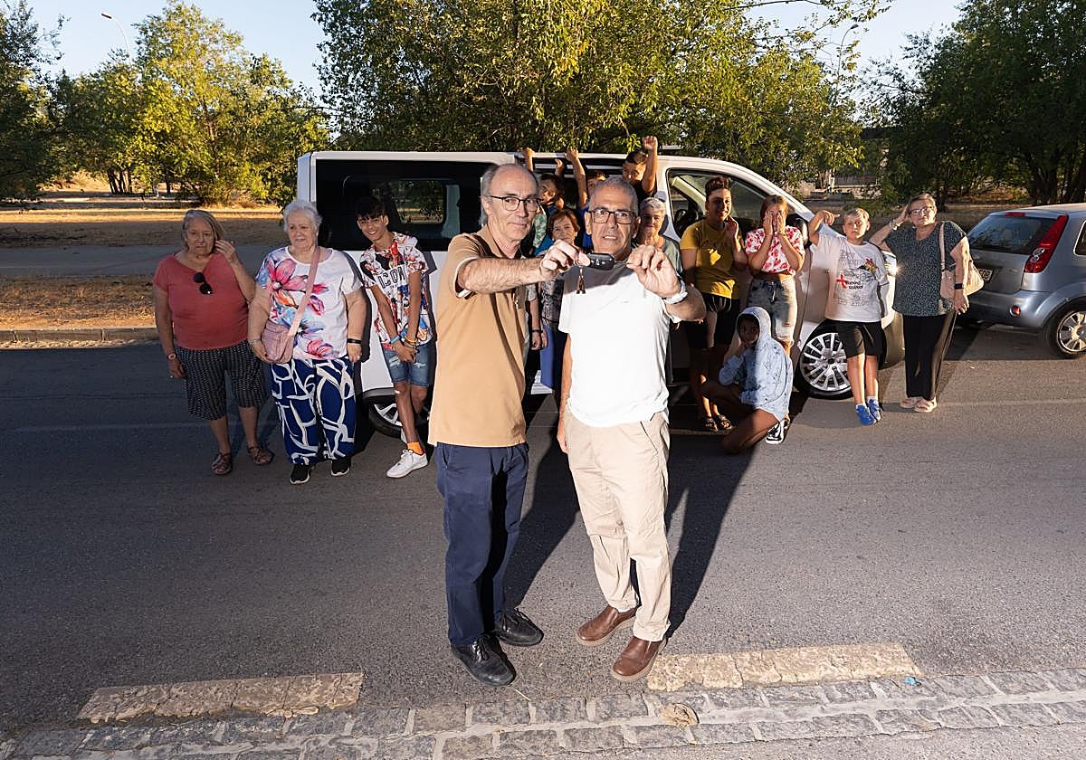 Niños y mayores acuden a la entrega del vehículo.
