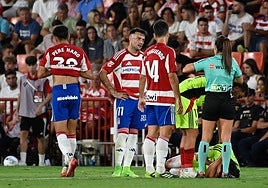 Protestas a la árbitra durante la derrota con el Mirandés.