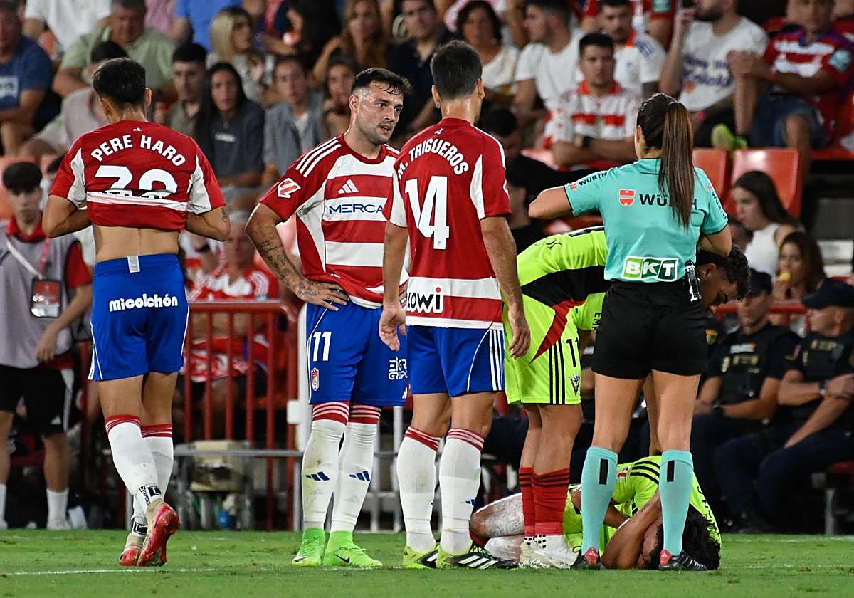 Protestas a la árbitra durante la derrota con el Mirandés.