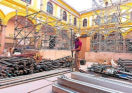 Un trabajador retira los andamios de Derecho tras la obras de 2023.