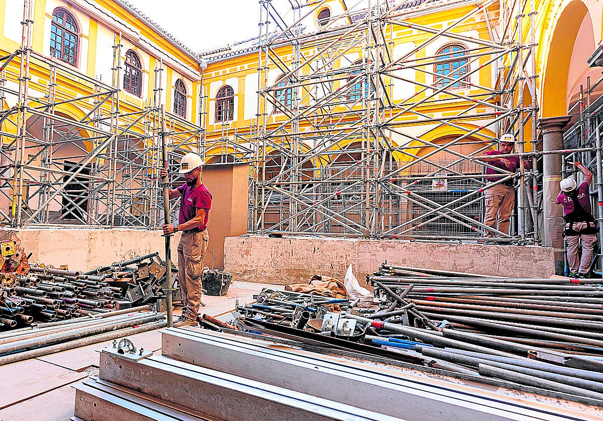 Un trabajador retira los andamios de Derecho tras la obras de 2023.