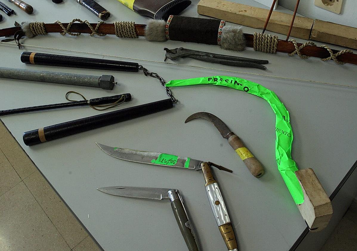 Selección de armas blancas confiscadas por la Policía Local de Granada en una imagen de archivo.