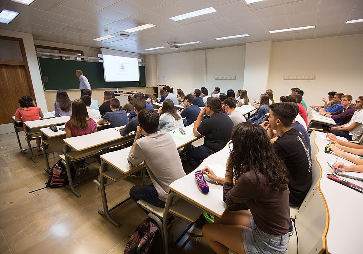 Un grupo de alumnos, en la facultad.