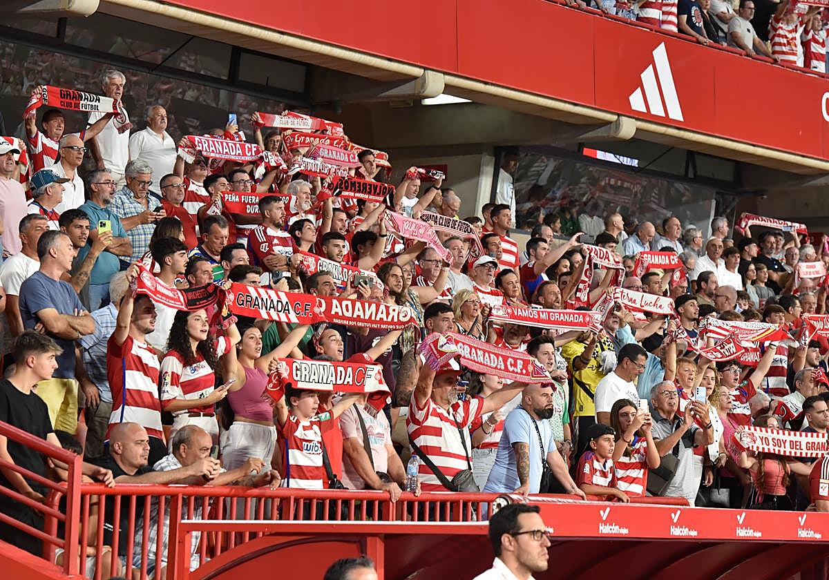 Aficionados del Granada en el sector de Tribuna de Los Cármenes esta campaña.