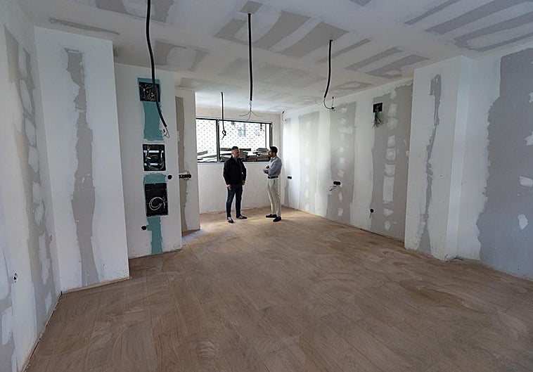 El esponsable del departamento de inversiones del Grupo Torres, José Muñoz, y el arquitecto Luis Fdez. en el interior de uno de los nuevos 'lofts' que se construyen en el antiguo local de una clínica en Jardines del Triunfo.