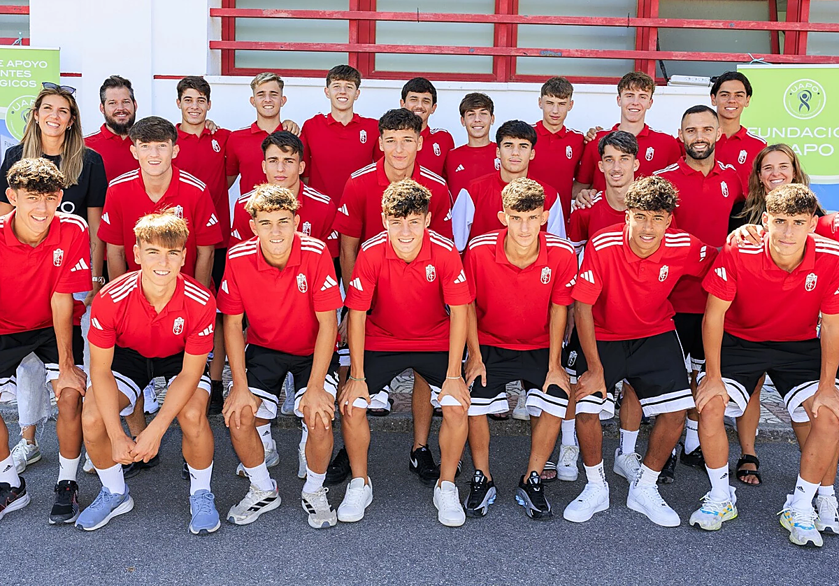 Uno de los equipos del Granada, durante el torneo benéfico.