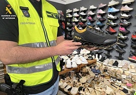 Prendas falsificadas requisadas en la operación.