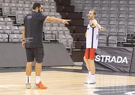 Matt Thomas (d) charla con Ramón Díaz sobre opciones para el ataque del Covirán.