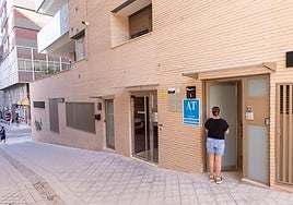 Un local comercial convertido en viviendas turísticas en el entorno de la plaza San Lázaro, una transformación que ya no se permite.