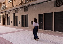 Antiguos locales comerciales del pasaje peatonal de la Avenida Madrid convertidos en viviendas.