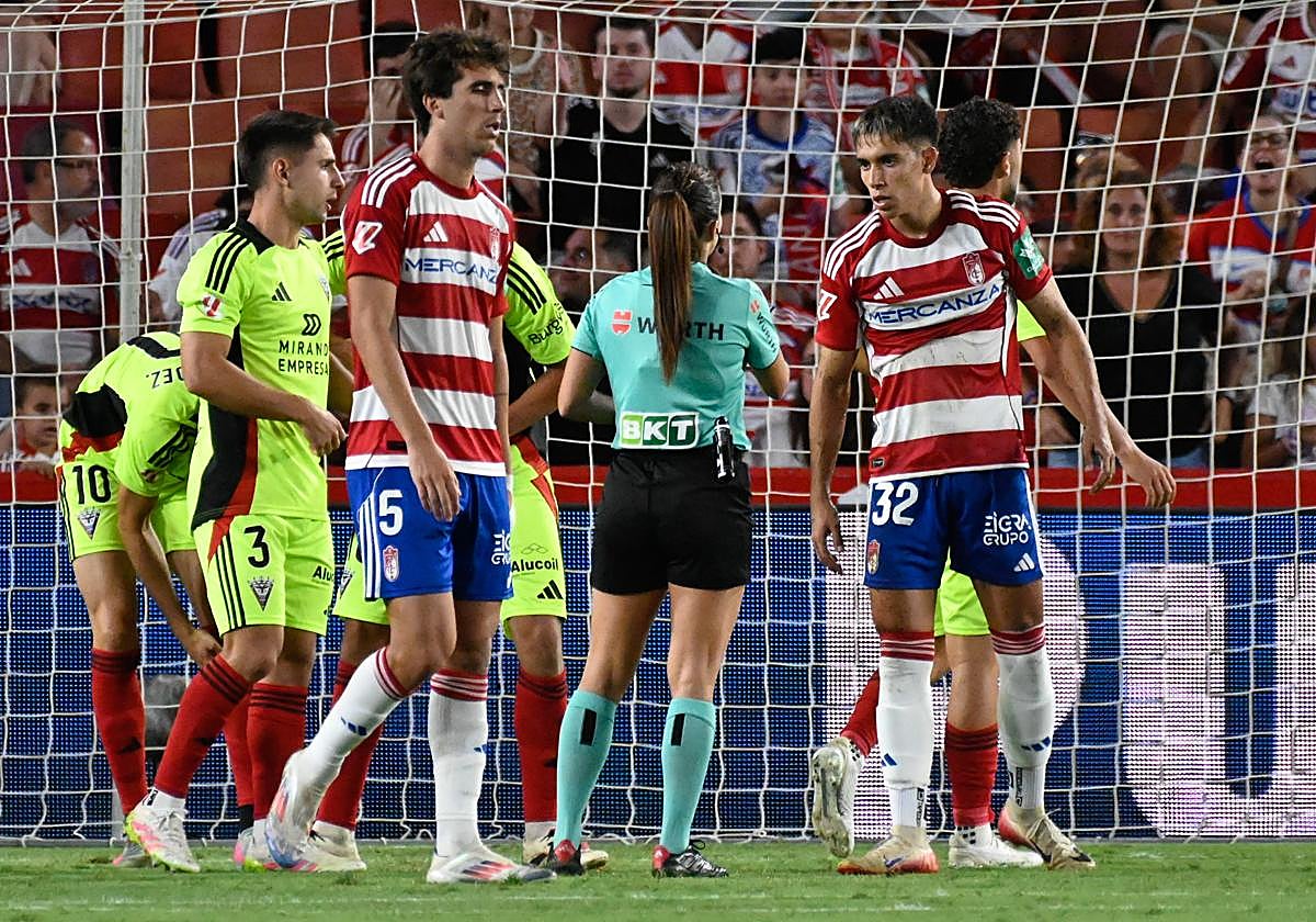 Manu Lama se lamenta ante la expulsión de Pere Haro frente al Mirandés.