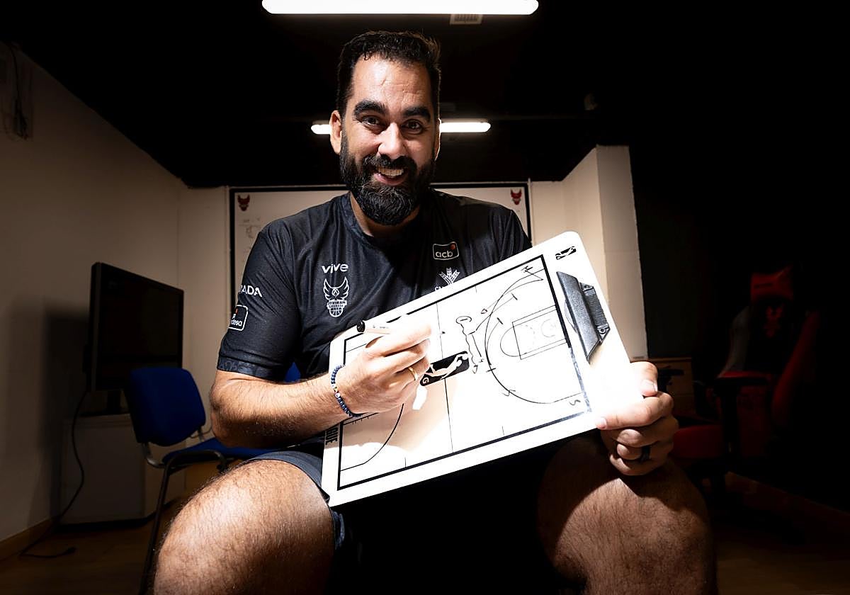 Ramón Díaz usa la pizarra para colocar a sus jugadores en las distintas posiciones de la cancha, este viernes hará su primer quinteto inicial en Murcia.