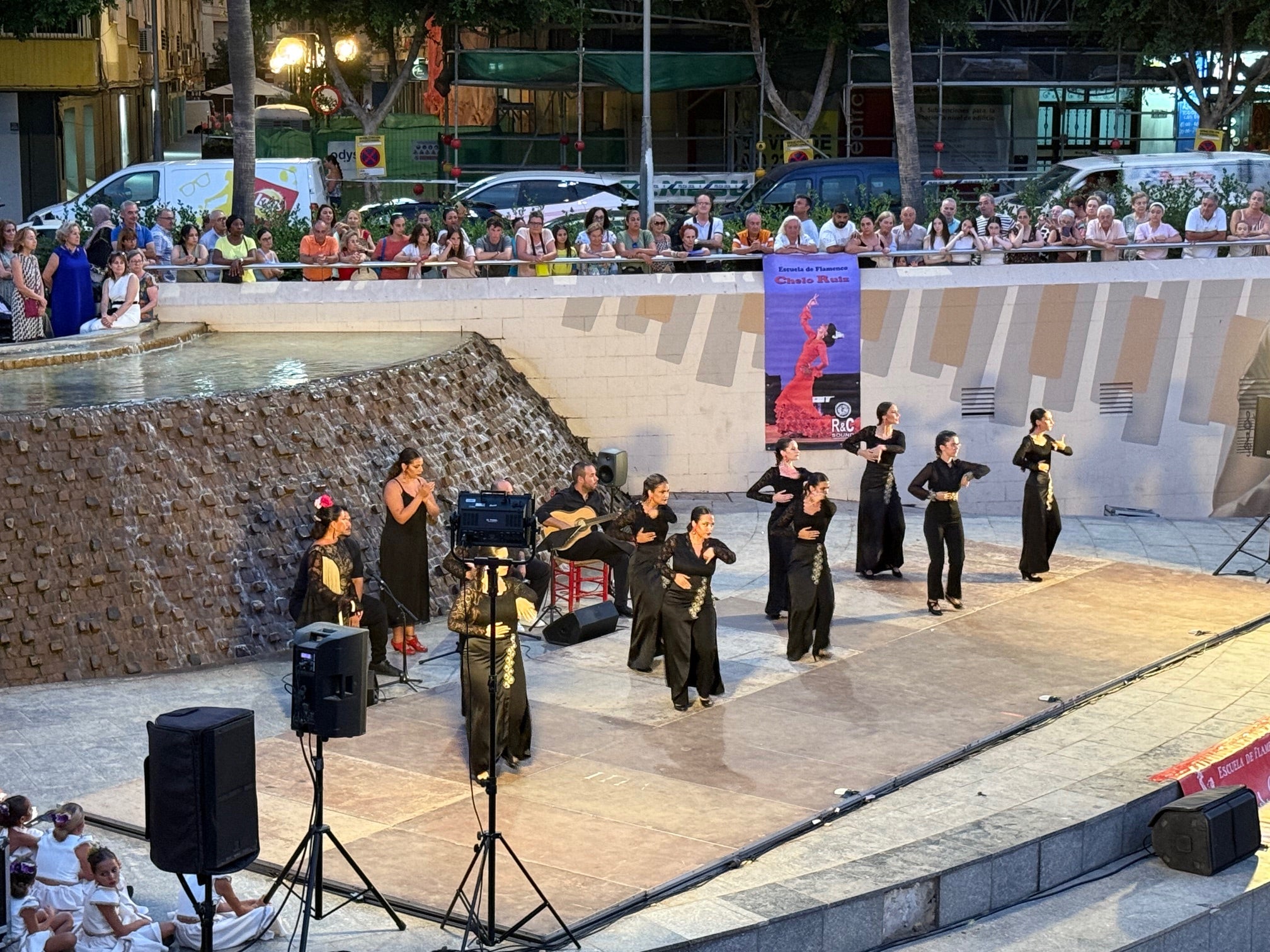Imagen principal - La Escuela de Baile de Chelo Ruiz llena de duende y talento el Anfiteatro de la Rambla