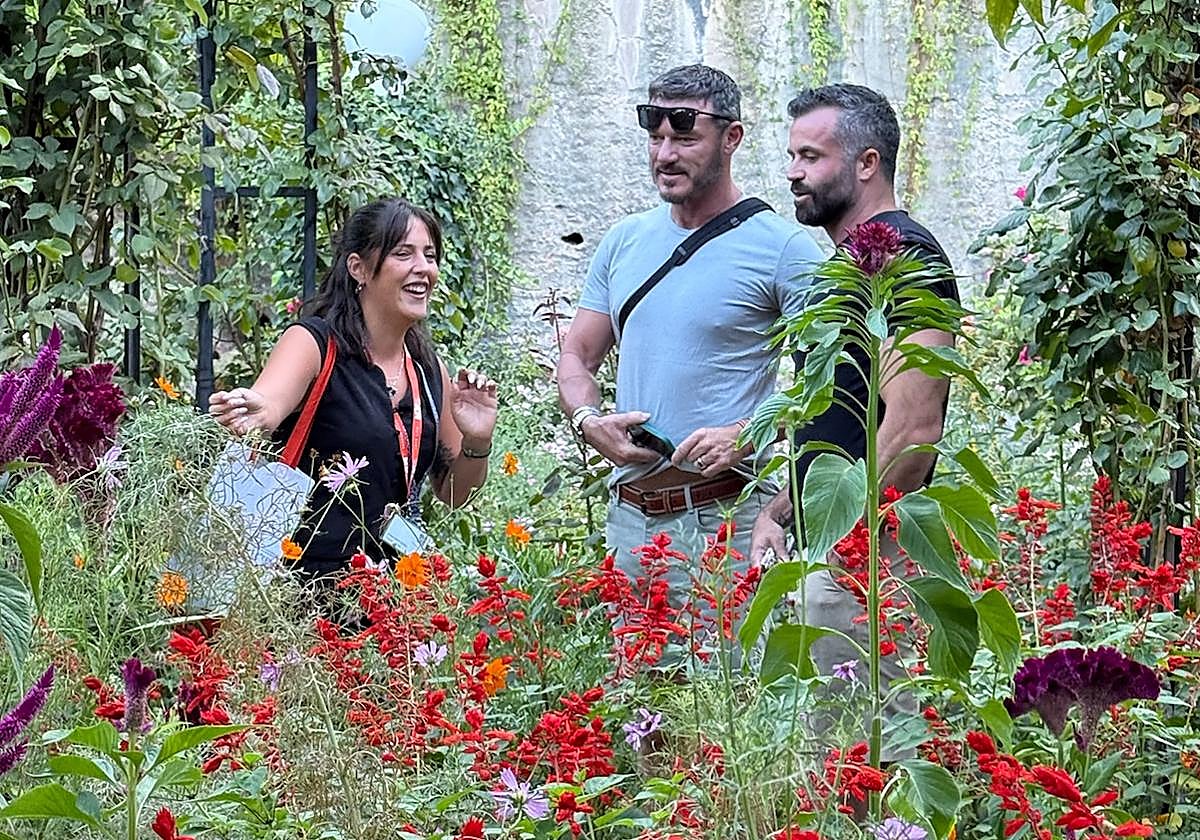 Luke Evans (centro) y su pareja (derecha) junto con la guía que les acompañó en su visita a Granada.