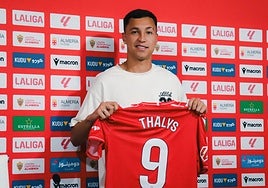 Thalys posando con la camiseta del Almería
