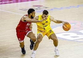Jovan Kljajic (derecha) bota en un partido con la camiseta del Gran Canaria.