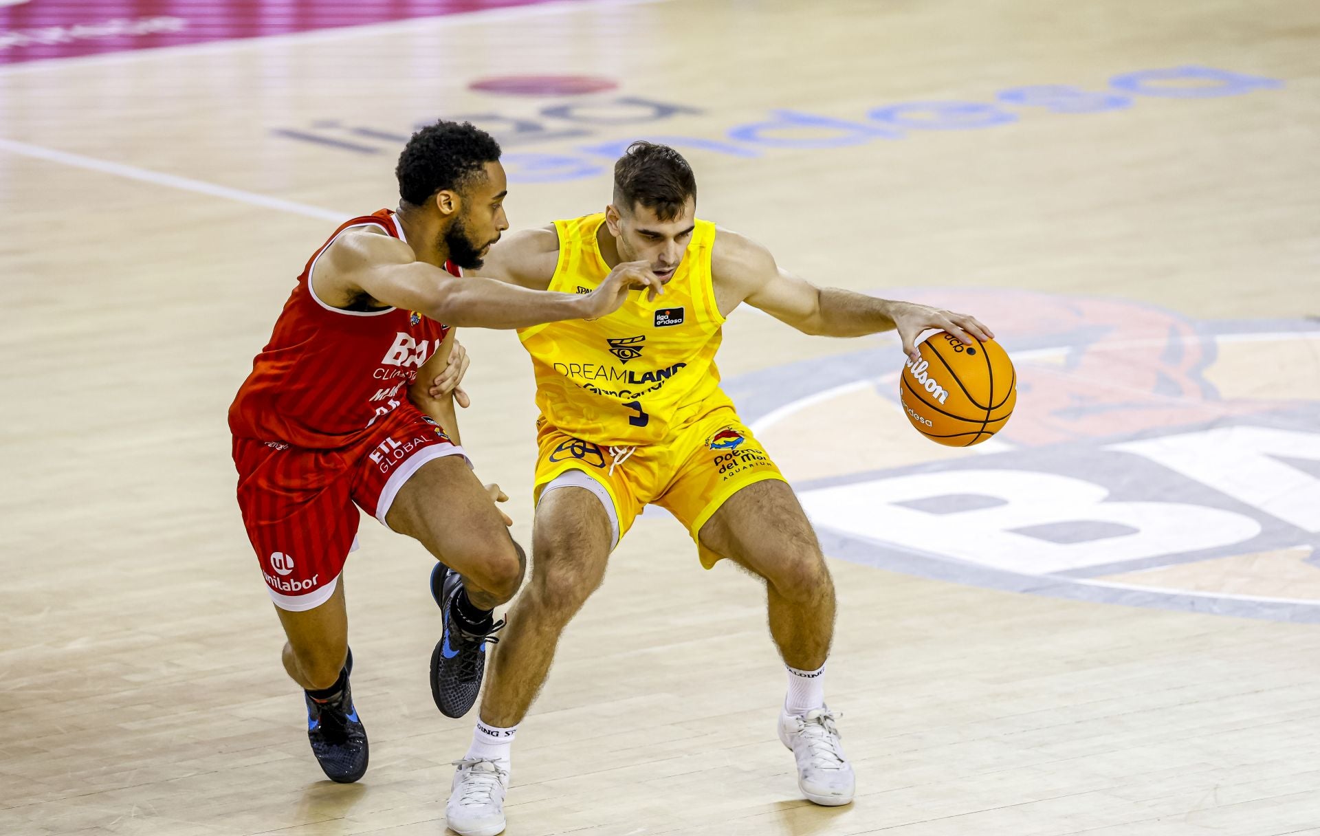 Jovan Kljajic (derecha) bota en un partido con la camiseta del Gran Canaria.