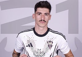 Carlos Neva posa con la camiseta del Albacete tras su fichaje.