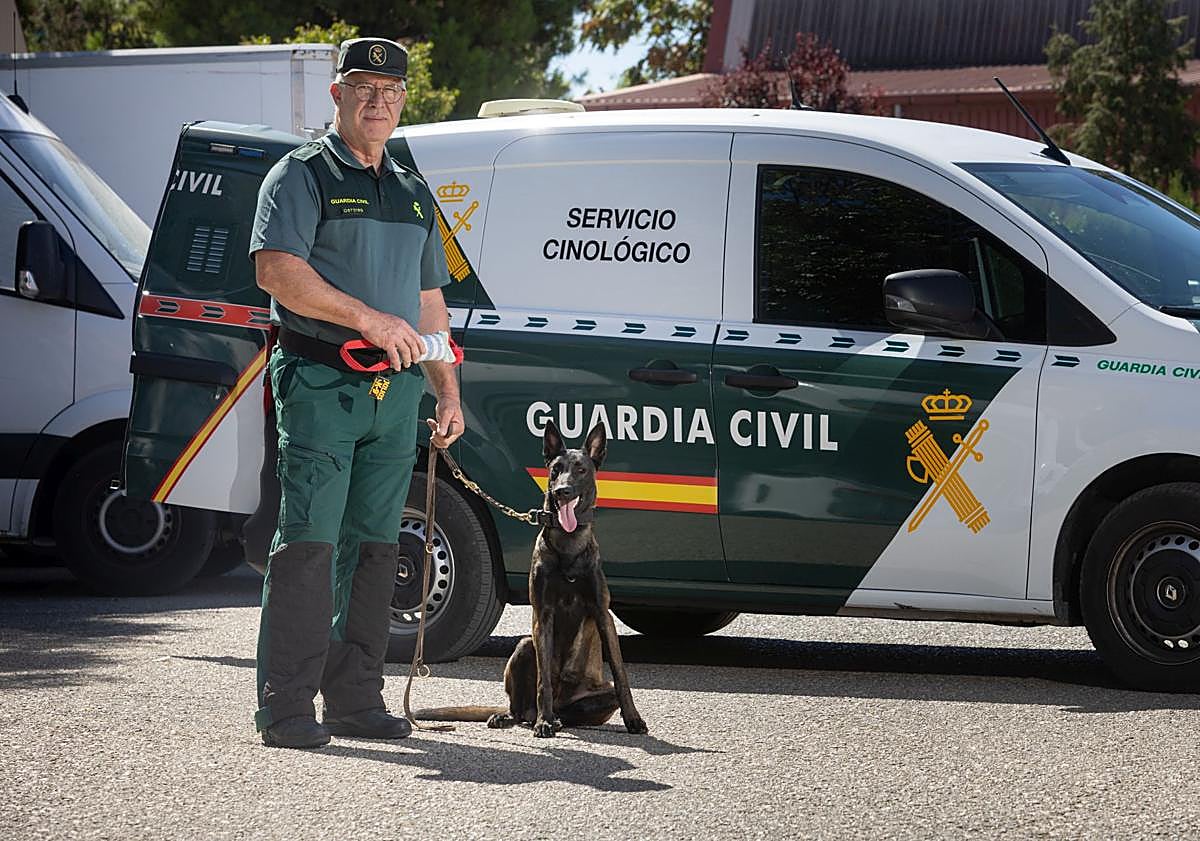 Imagen principal - Juan de Dios en la Comandancia y en una operación del pasado.