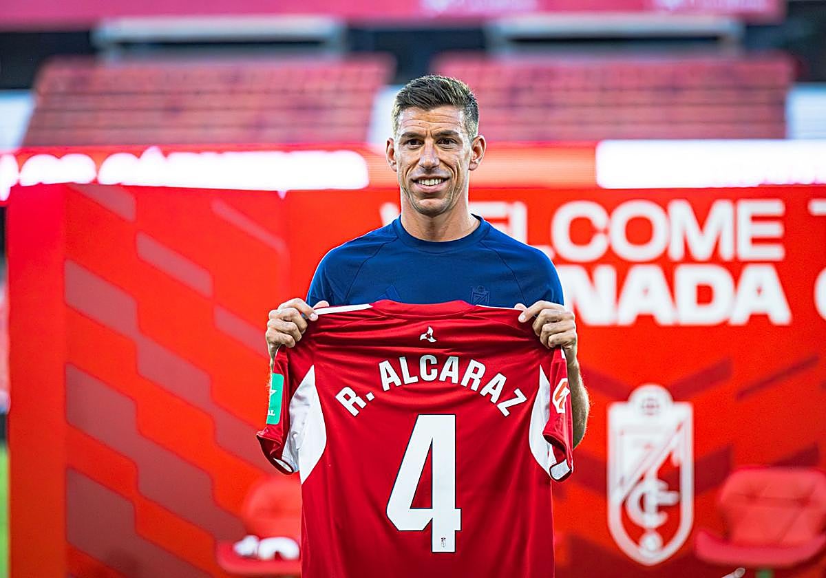 Rubén Alcaraz, con la zamarra rojiblanca en el estadio.