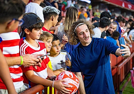 Luka Gagnidze, con varios niños en Los Cármenes.