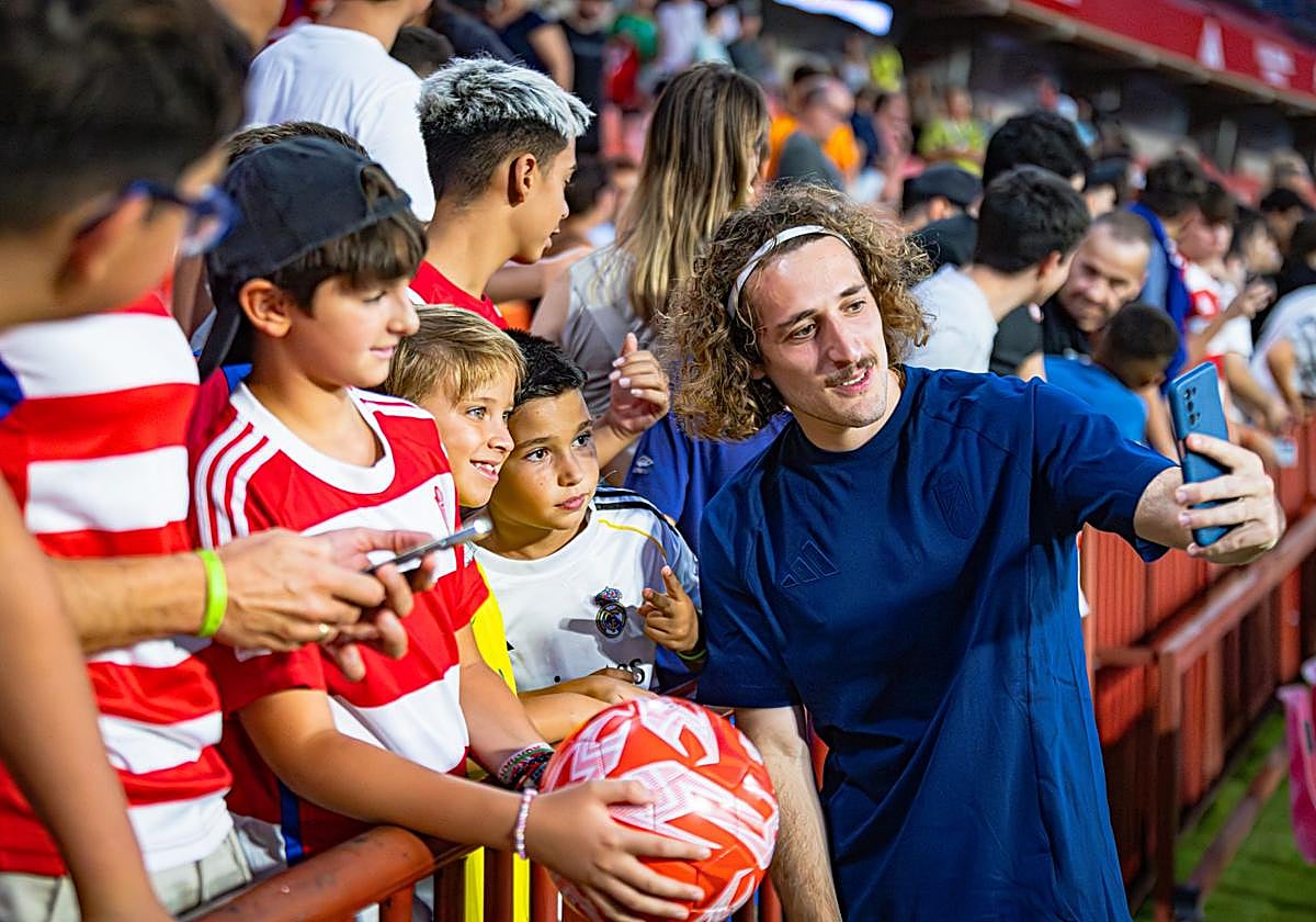 Luka Gagnidze, con varios niños en Los Cármenes.