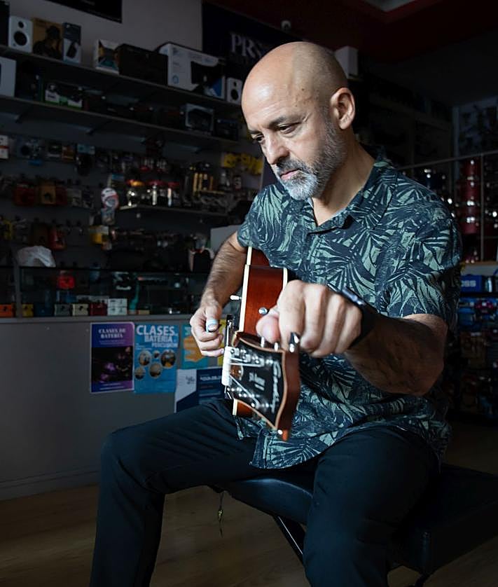 Imagen secundaria 2 - Rodeado de guitarras. 