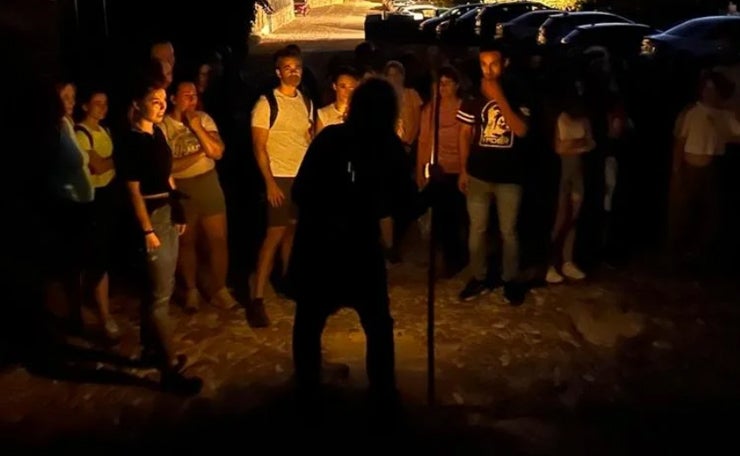 Un grupo de senderistas congregados en una salida nocturna.