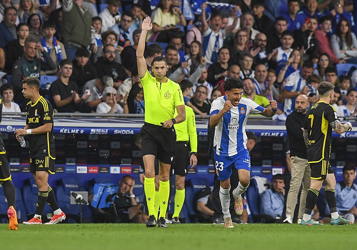 Lax Franco anula una jugada en un partido entre Espanyol y Oviedo.