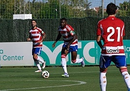 Martin Hongla conduce la pelota en un amistoso con el Granada.