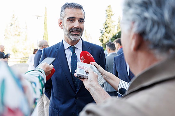 El consejero de Agricultura, Pesca, Agua y Desarrollo Rural de la Junta de Andalucía, Ramón Fernández-Pacheco, atiende a los medios de comunicación.