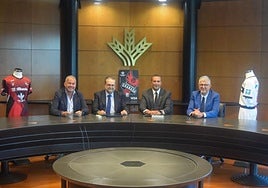 Representantes de la Caja Rural y del Fundación CB Granada tras la firma de su convenio.
