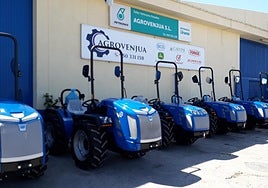 Tractores nuevos de la marca BCS en las instalaciones de Agrovenjua dispuestos para su venta.