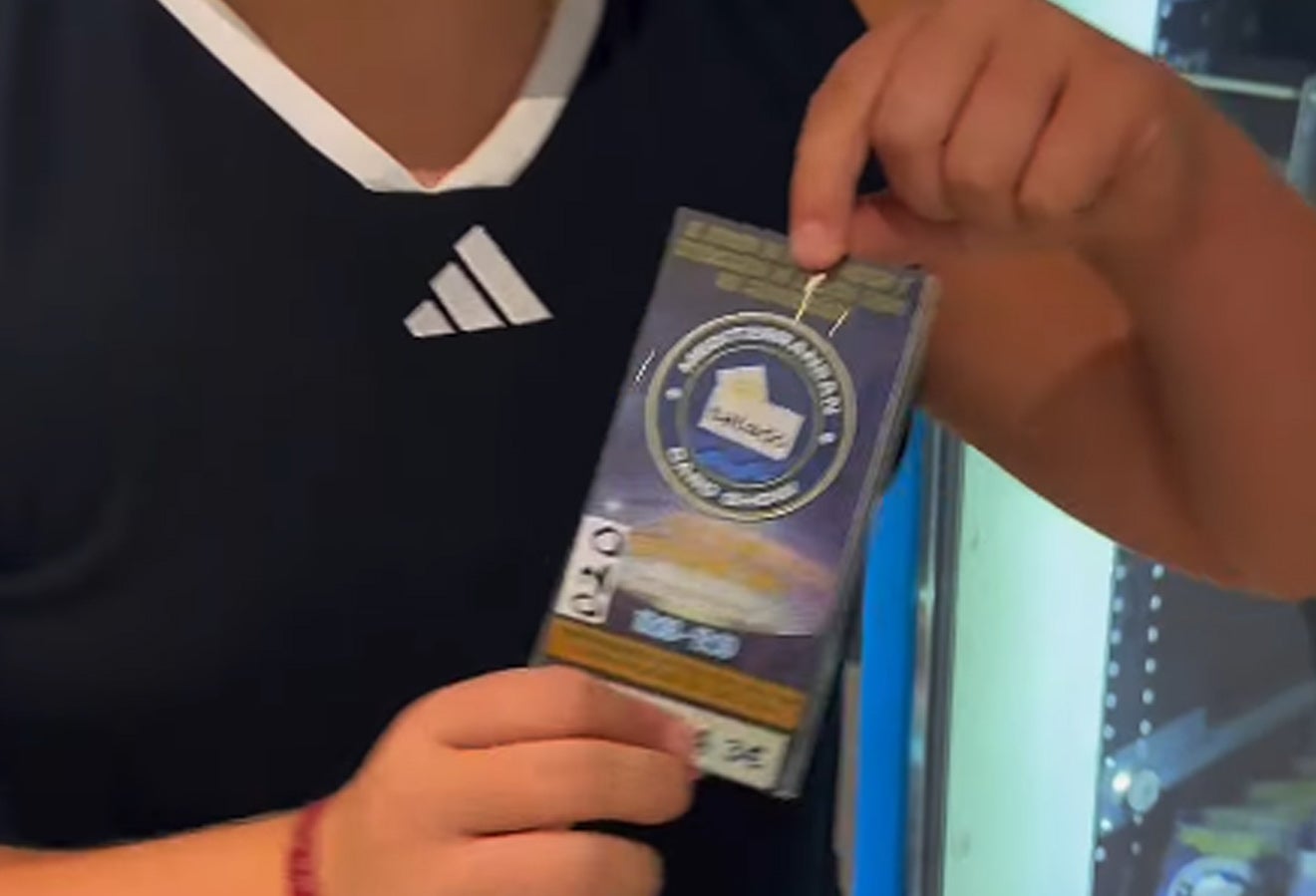 Un niño muestra una de las entradas a esta cita de coleccionismo.