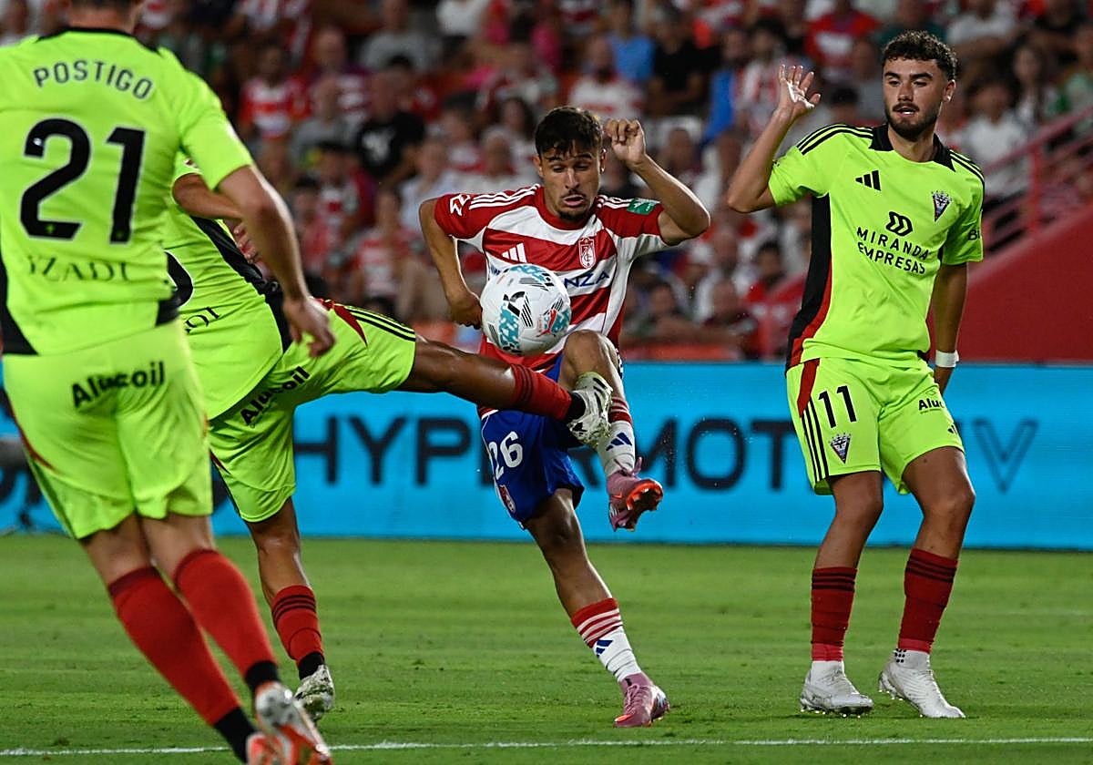 Sergio Rodelas pugna por la posesión ante el Mirandés en Los Cármenes.