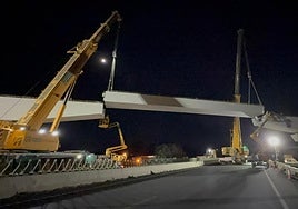 Inicio de los trabajos de colocación de las vigas anoche.