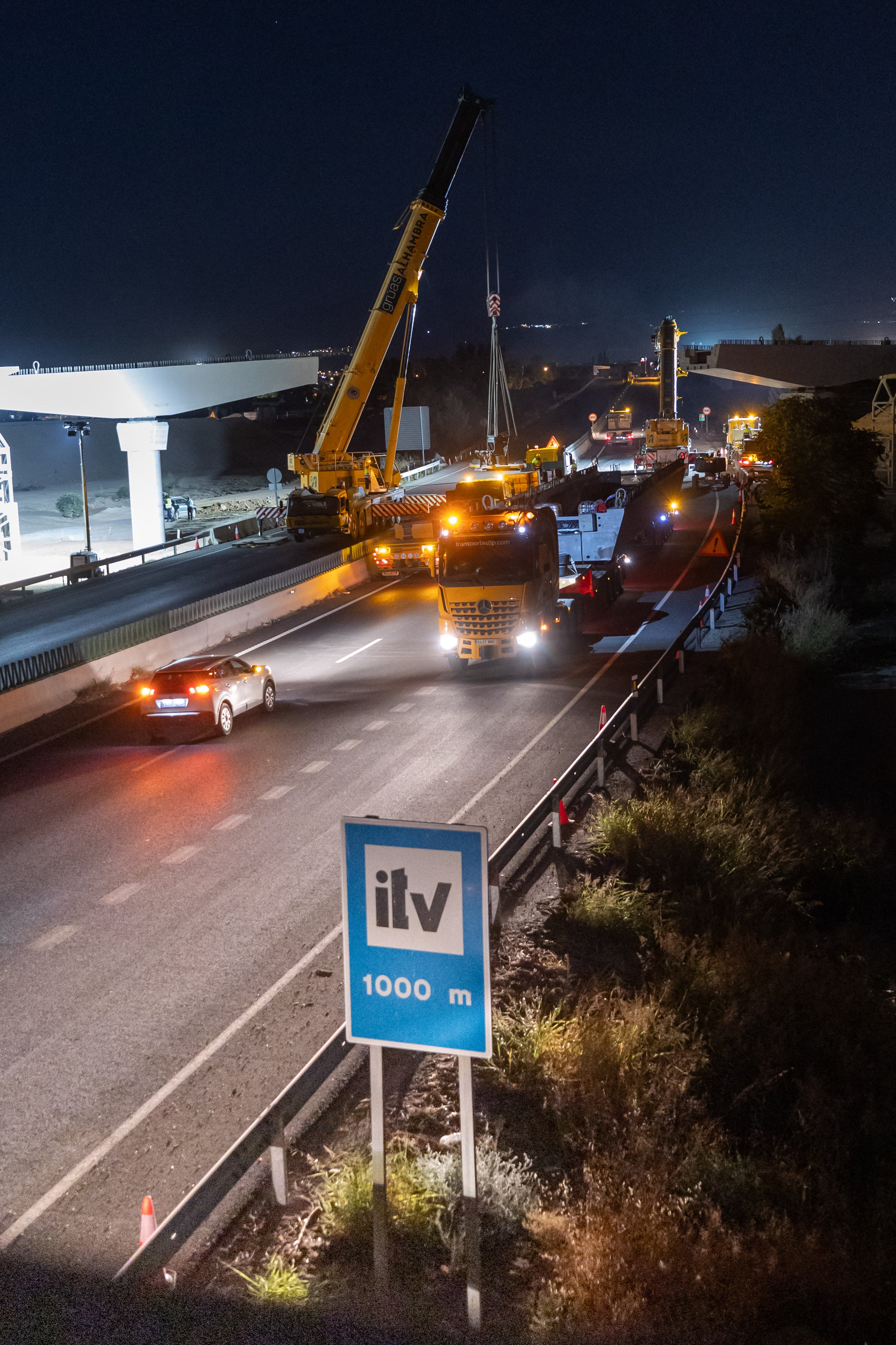 Así fue el complicado montaje en el puente sobre la A-92G
